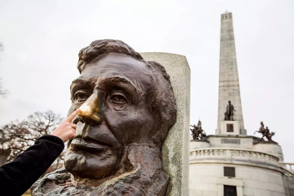 Статуя на могиле Линкольна, США