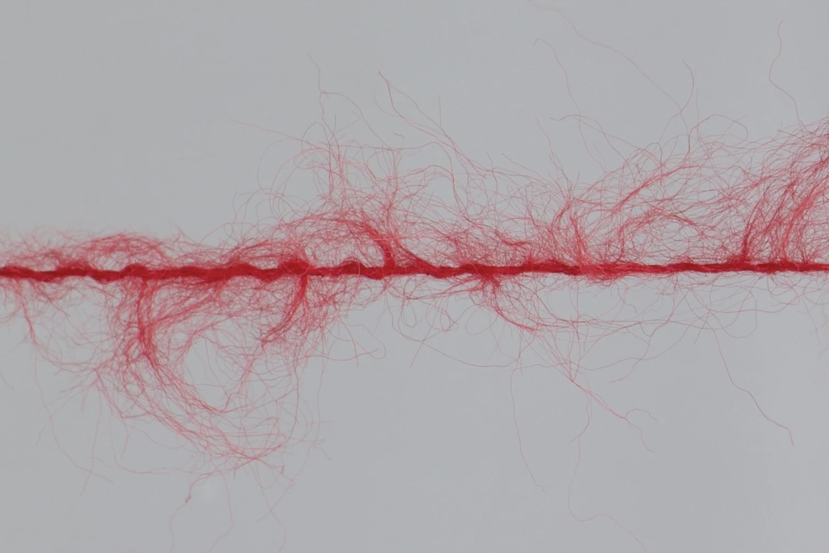 Нить Touch Me в оттенке Red Tango, макросъемка