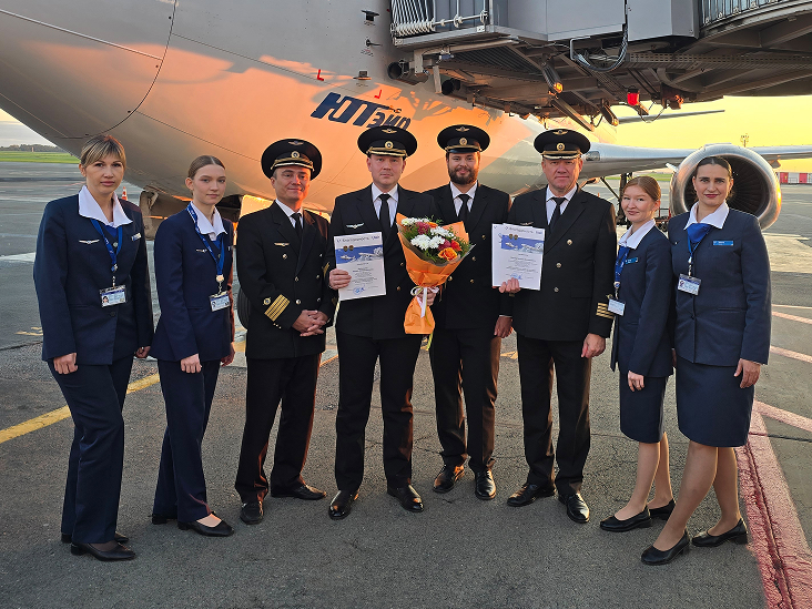 На фото слева направо: Ольга Пергунова, бортпроводник-бригадир СБП г. Сочи;
Ульяна Вяткина, бортпроводник СБП г. Москва;
Ренат Гаймалтдинов, заместитель командира летного отряда № 6 по организации летной работы - командир авиаэскадрильи Boeing 737;
Никита Бабнищев, командир Boeing 737 летного отряда № 6;
Георгий Макаров, второй пилот Boeing 737 летного отряда № 6;
Виталий Шестов, старший пилот-инструктор - руководитель группы летно-методического обеспечения по типу Boeing 737;
Алсу Ибракова, бортпроводник СБП г. Москва;
Инна Подшивалова, бортпроводник СБП г. Москва
