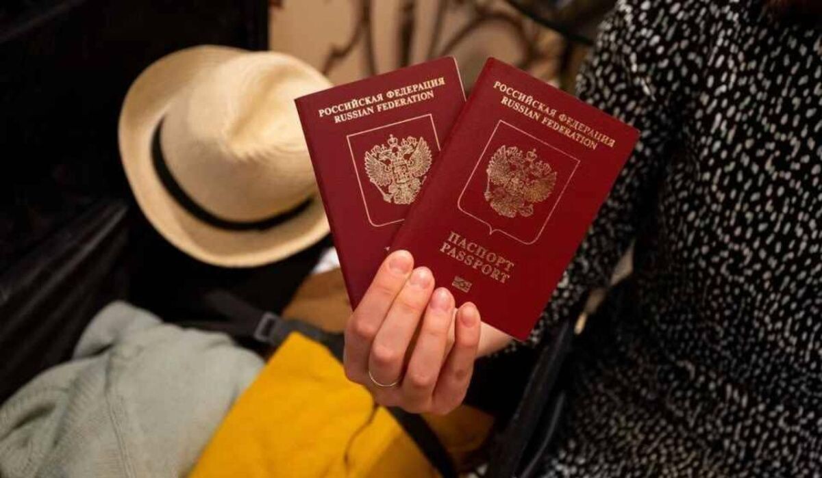     Загранпаспорта. Источник: spb.kp.ru Автор фото: Юлия Пыхалова