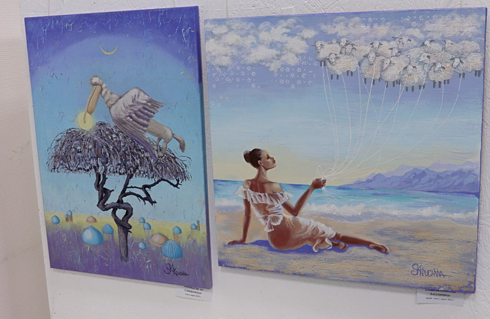 Справа на фото, ранее картина "Повелительница бессониц" была на одной из выставок.