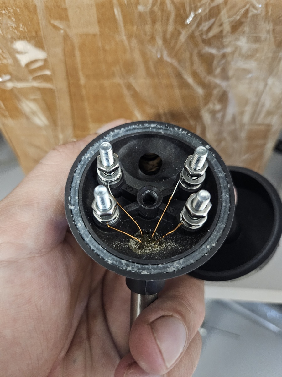 Датчик температуры. Не самый удобный вариант подключения проводов...