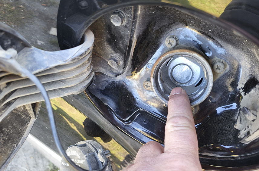 Защитный клапан внутри лючка мешает быстрой заправке из канистры