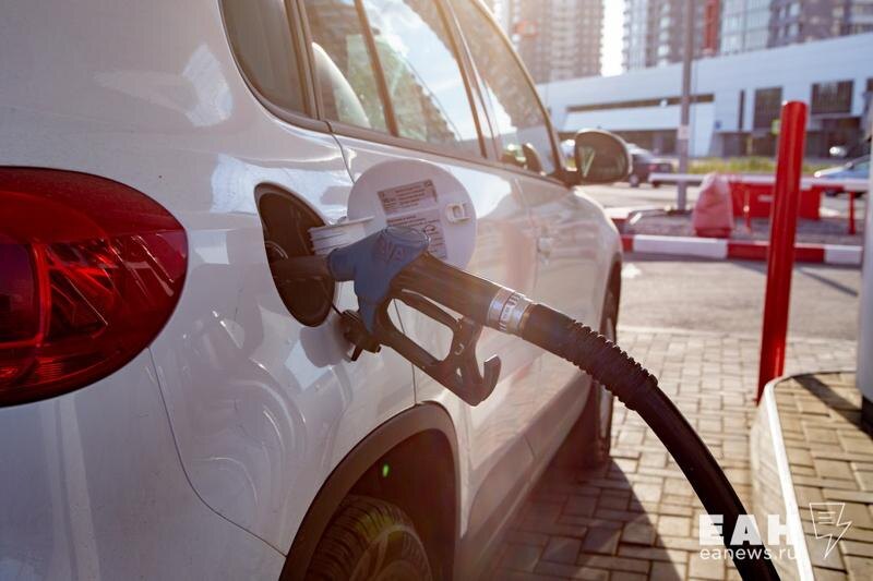    Машина на заправке