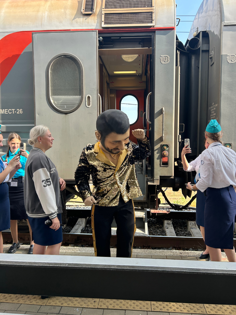 Празднование Дня рождения одного из проводников поезда (на длительной стоянке)