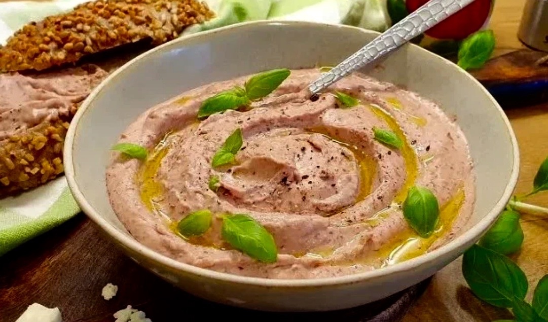 Сытный пашет из фасоли с сыром и яйцом.