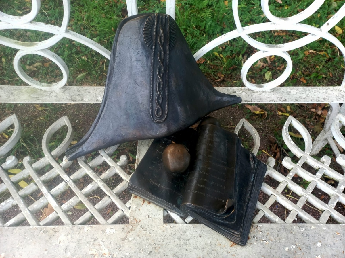 Памятный знак в честь 225-летия со дня рождения А. С. Пушкина в Екатерининском парке Царского Села