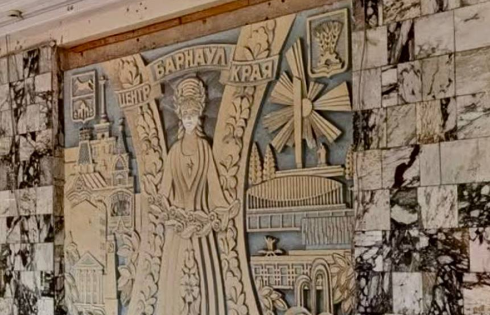    Панно в "Доме под шпилем". Источник: Telegram-канал Александра Деринга