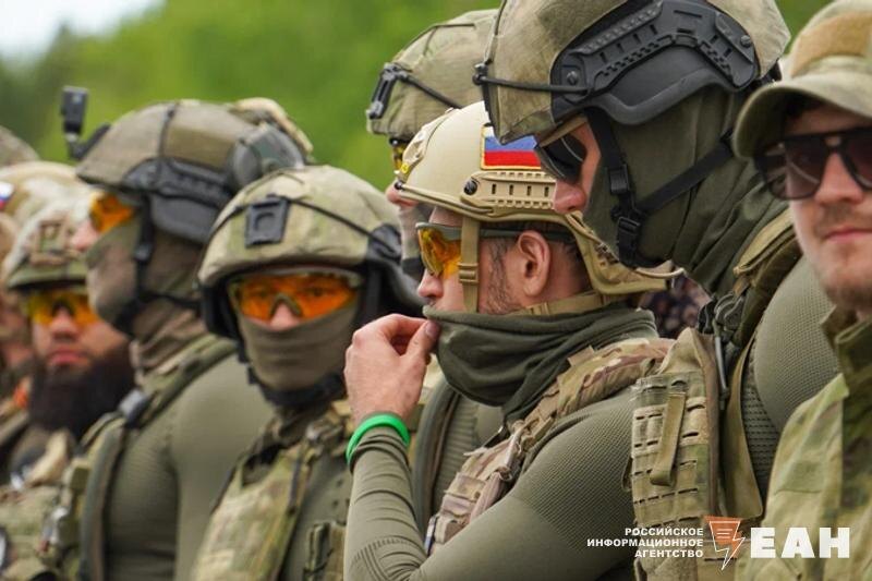    ЕАН. Военнослужащие в форме