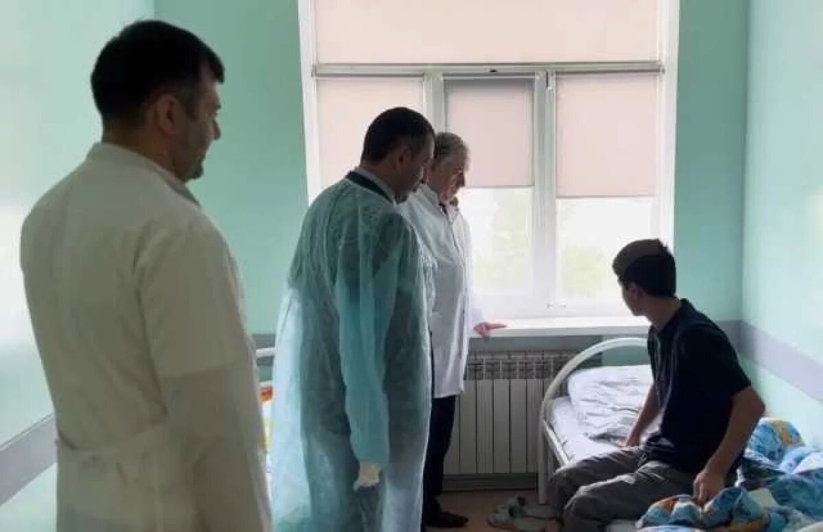    Молодого человека, пострадавшего в драке проведали представители городской администрации.