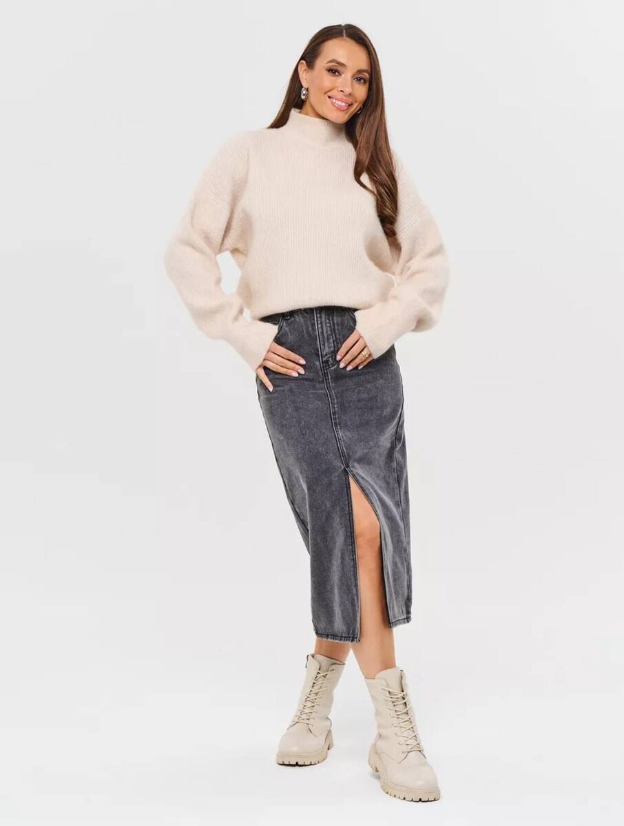 Объемный свитер и серая джинсовая юбеп
