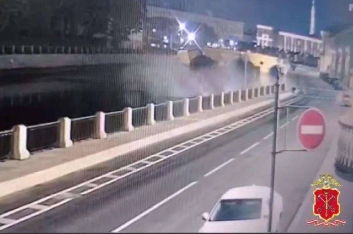    При падении Porsche Cayenne в Фонтанку в Петербурге погибла пассажирка