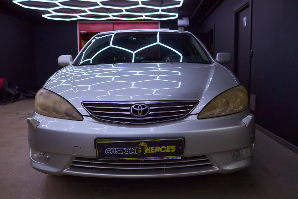 Источник фото: https://custom-heroes.ru/raboty/vid-uslugi/avtosvet/nashi-raboty/remont-i-obnovlenie-optiki-toyota-camry-2004-restayling/