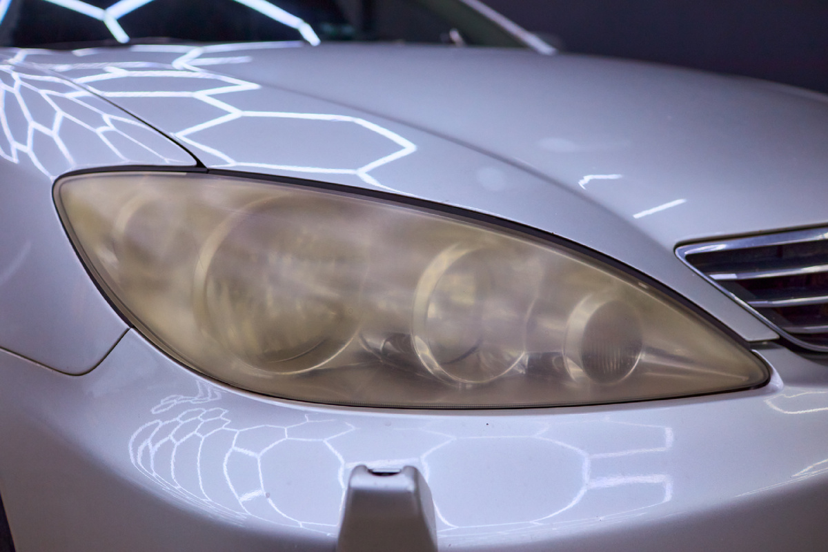 Источник фото: https://custom-heroes.ru/raboty/vid-uslugi/avtosvet/nashi-raboty/remont-i-obnovlenie-optiki-toyota-camry-2004-restayling/