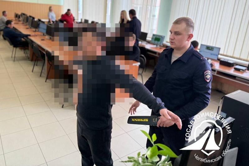    Госавтоинспекция Челябинской области. Задержанного проверяют металлодетектором