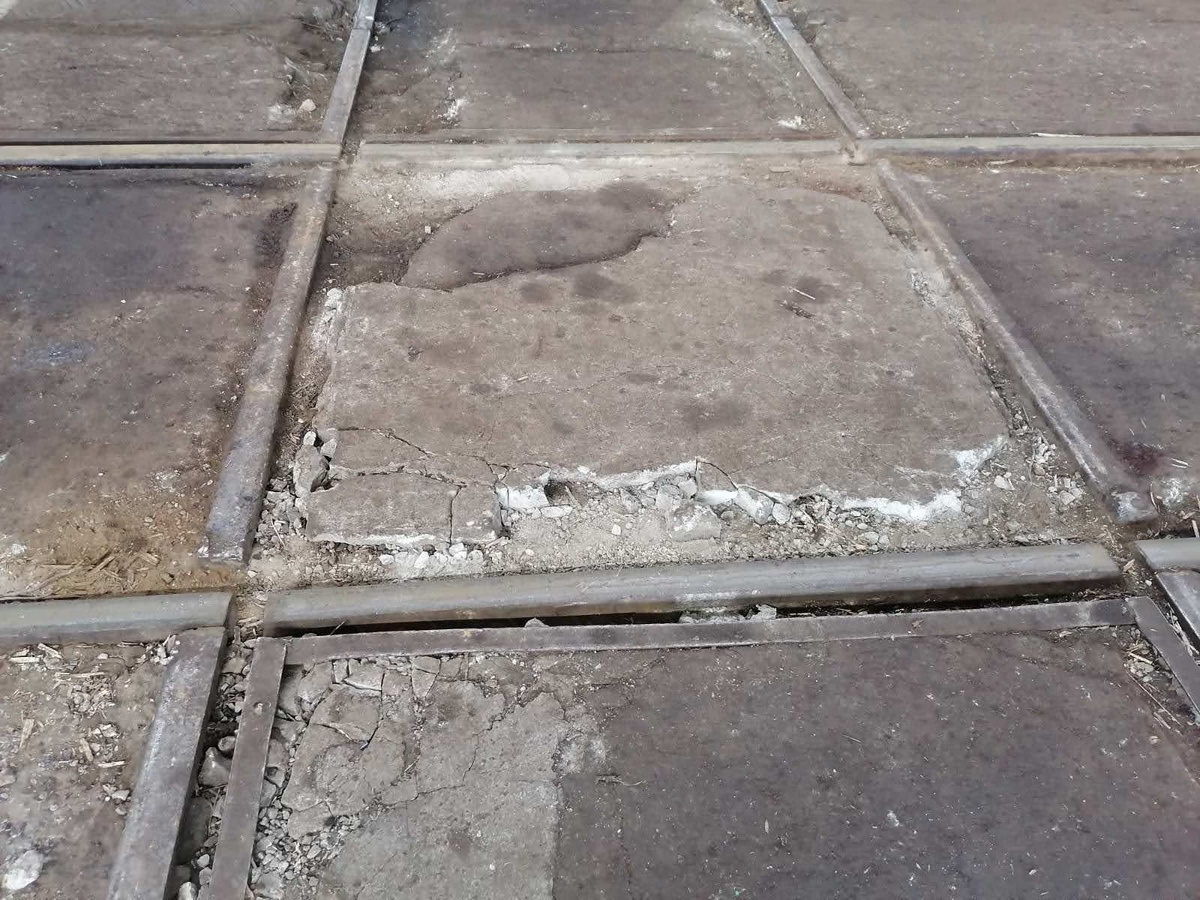 Разрушенный бетонный пол