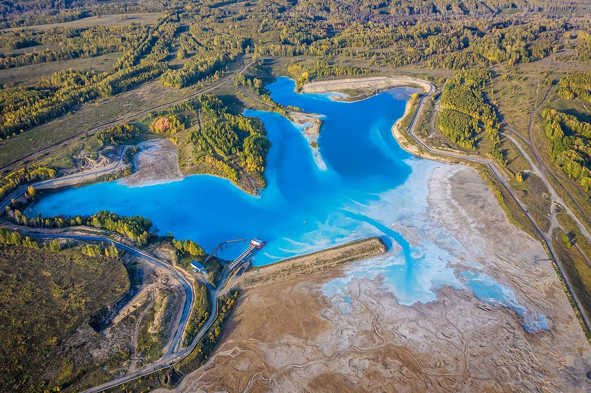 Ярко-голубая вода, белоснежный берег и густой лес на горизонте создавали иллюзию тропического рая посреди суровой сибирской действительности. 