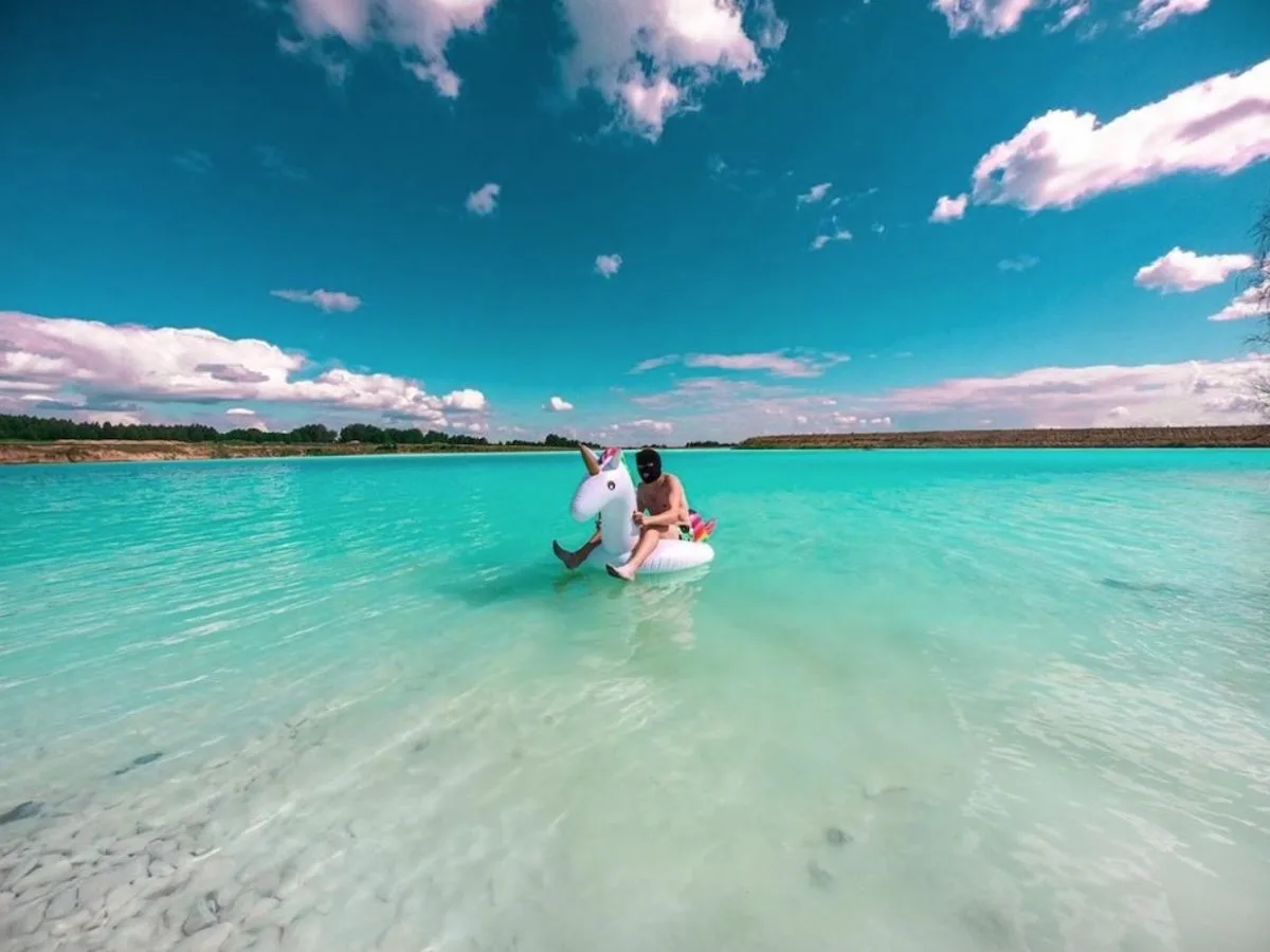 Необычный цвет воды объясняется высоким содержанием кальция в зольных отходах. 