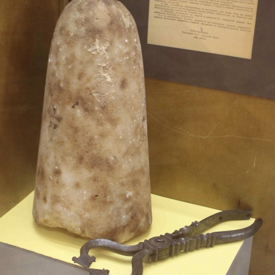 Экспонат Антониновского клада Сахарная голова. Свердловский краеведческий музей. Фото с одноименного сайта. Традиционная форма конической сахарной головы. Но мы её сравниваем с артиллерийским снарядом. Как это по-нашему!