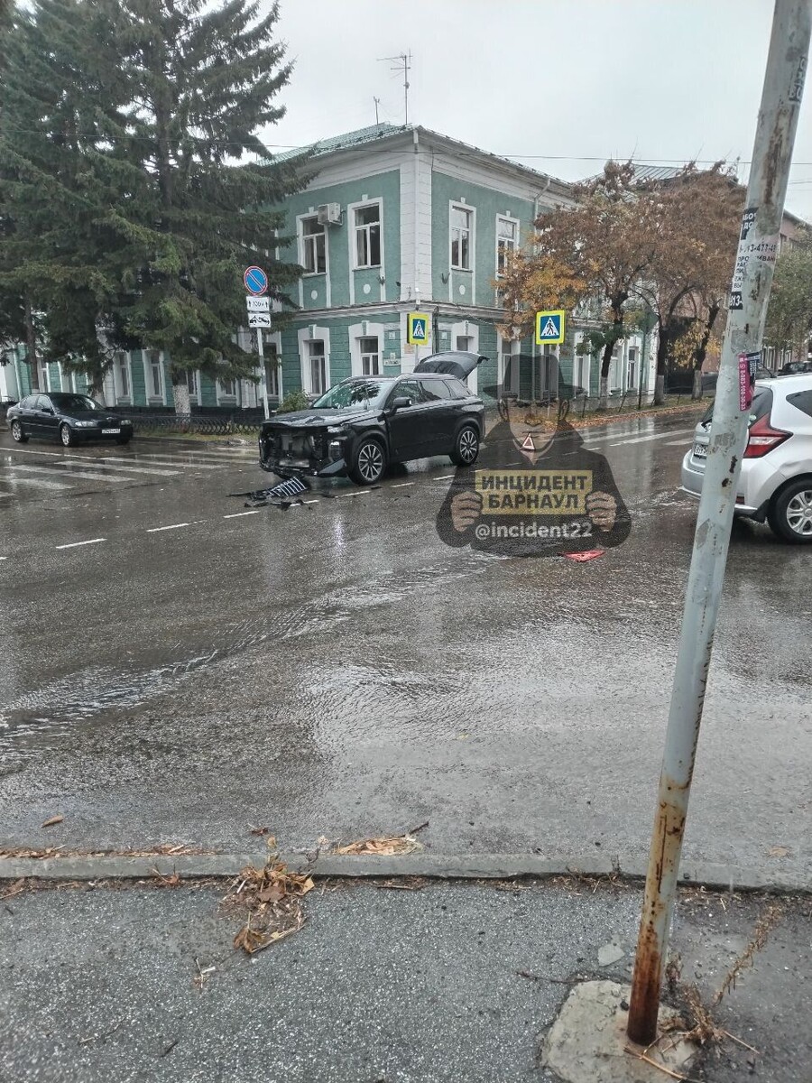    ДТП на пересечении улиц Ползунова и Горького. Источник: "Инцидент Барнаул"