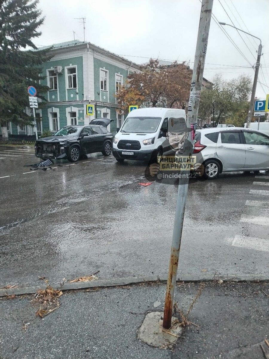    ДТП на пересечении улиц Ползунова и Горького. Источник: "Инцидент Барнаул"