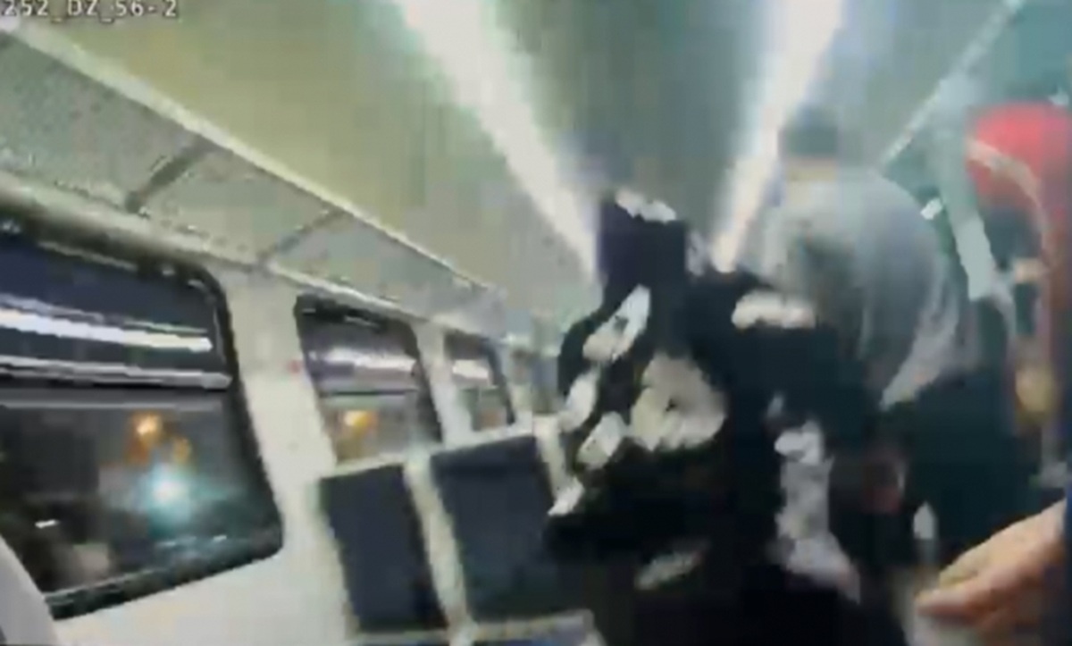 Дебоширы ударили охранника электропоезда и распылили ему в лицо газовый баллончик.  📷
