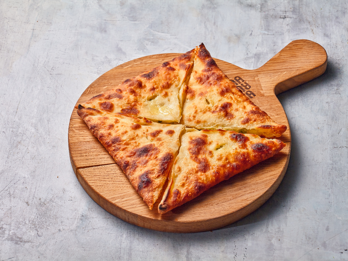 Пеновани с сыром сулугуни, чесноком и зеленью, «Мамука»