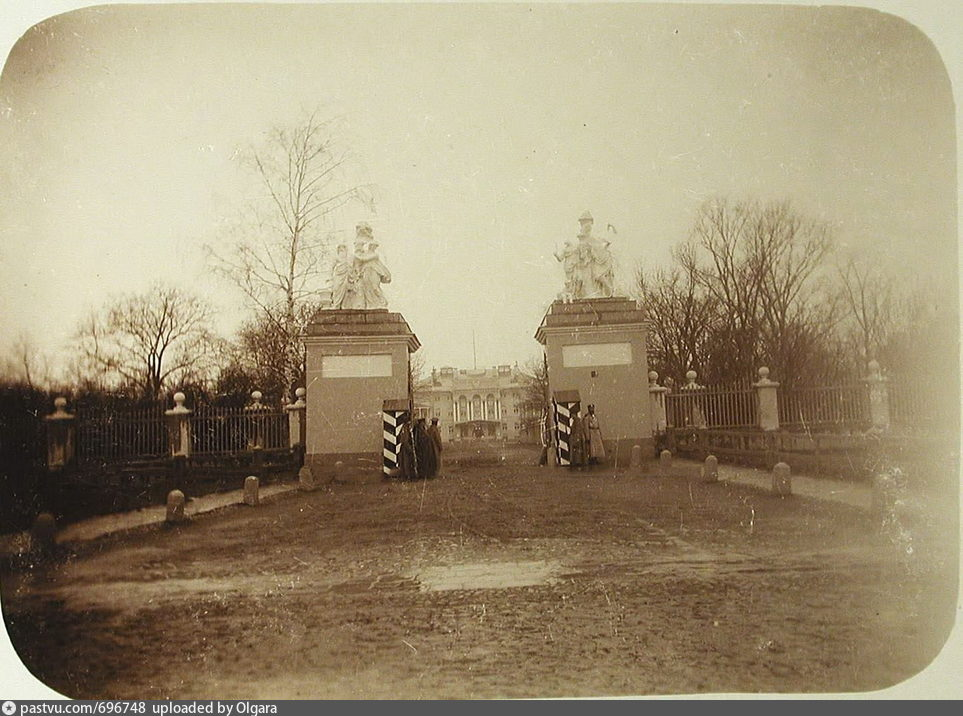 Парадный въезд в усадьбу