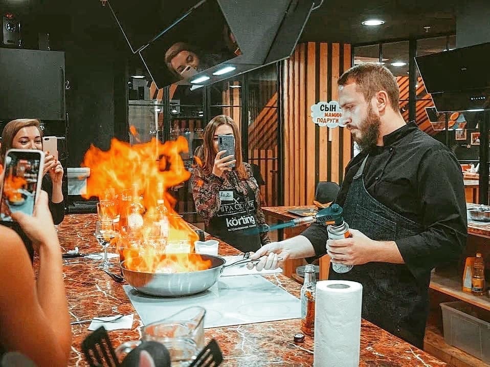 Лучшие кулинарные студии Москвы предлагают самые разнообразные МК с элементами шоу. На фото МК в студии "Игра столов".