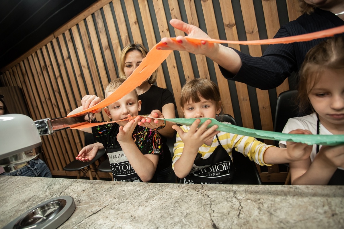 Эти разноцветные ленты - заготовки для будущих спагетти, сделанные своими руками! В сети "Игра столов" лучшие кулинарные студии, где дети могут этому научиться.