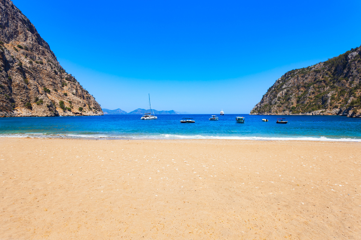 Пляж в районе Фетхие. Источник фото: shutterstock.com