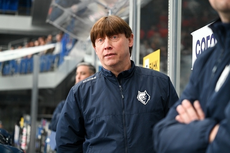    Главный тренер «Нефтехимика» Игорь Гришин / фото: hcnh.ru