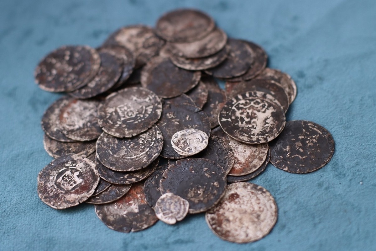    Всего клад насчитывает 48 серебряных монет