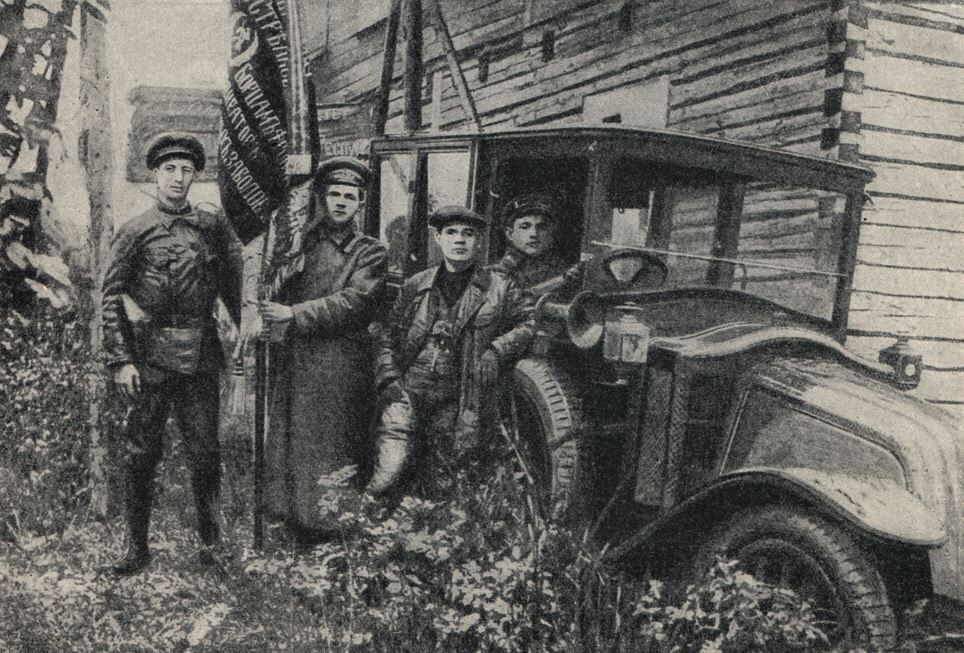 Латышские стрелки и бойцы 5 Красной Армии, взявшие Казань 10 сентября 1918 года, у брошенных Белой Армией автомашин, перевозивших золото на пароходы, фото из архива автора