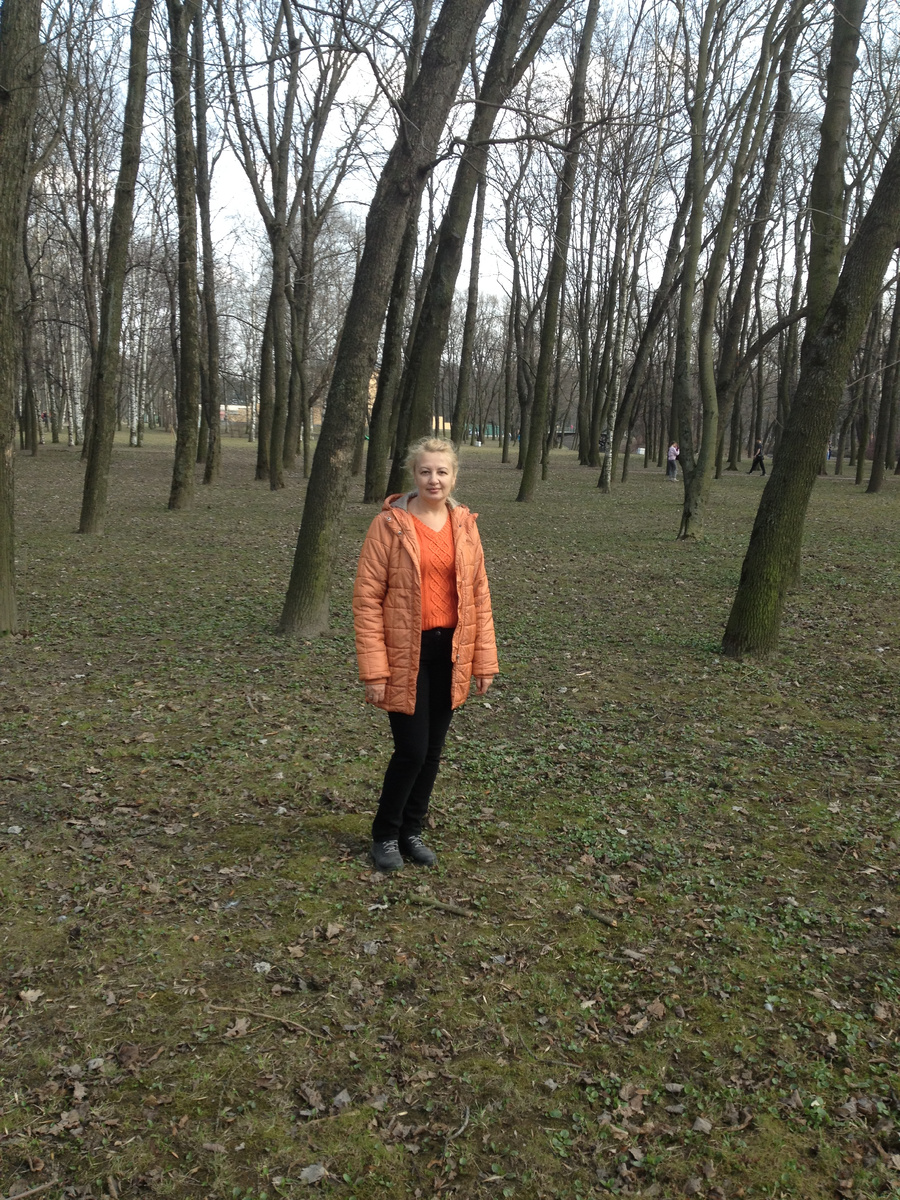 Это я. Апрель 2015. СПб. Тогда для нас северян еще удивительно было, что в апреле снега нет.