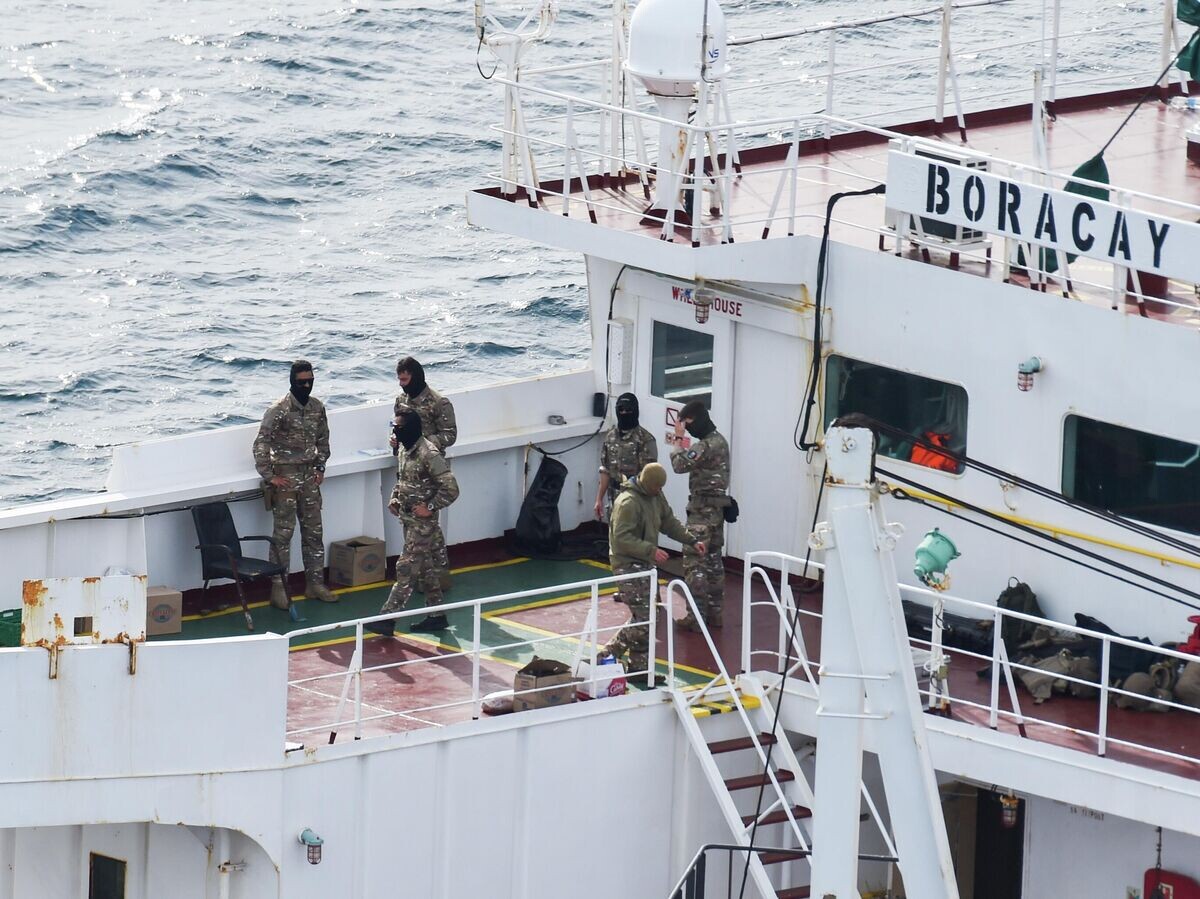    Военные на палубе танкера "Boracay" у берегов Сен-Назера© AP Photo / Mathieu Pattier
