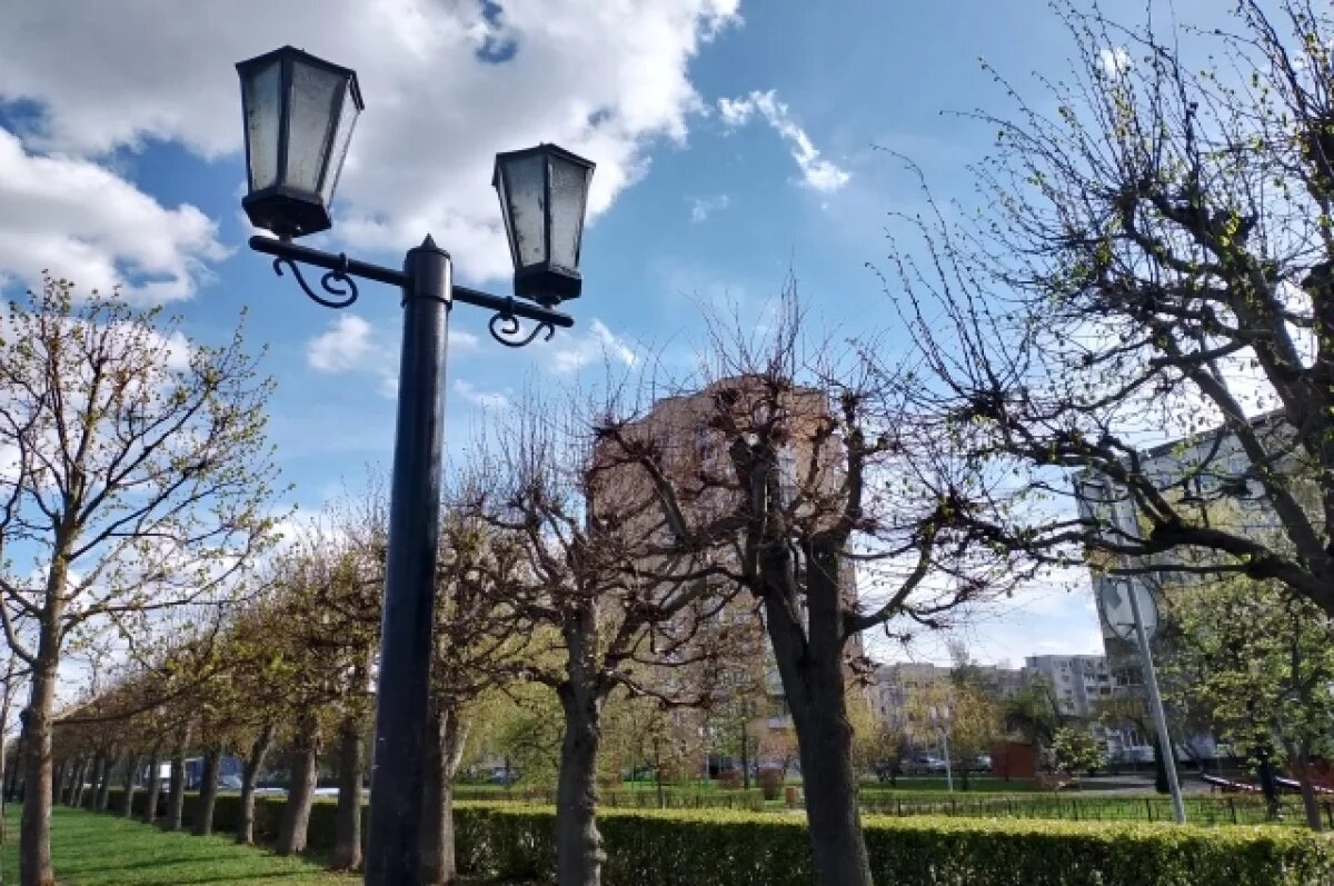    Ямальские специалисты обустраивают уличное освещение в Волновахе