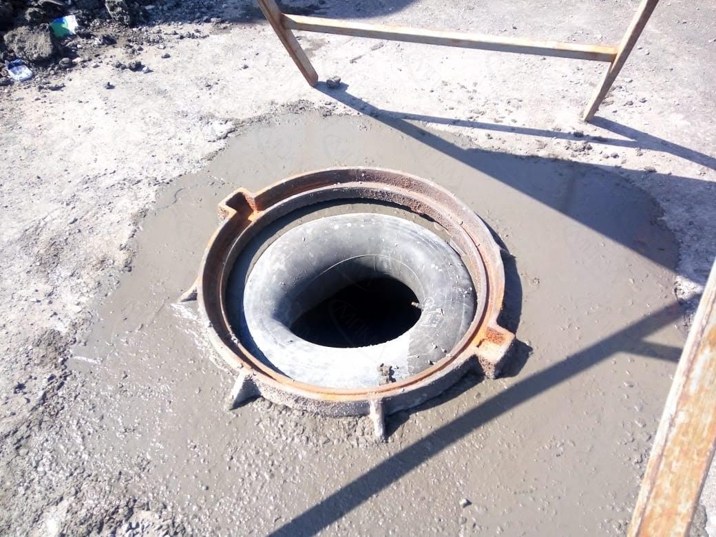 Установка опалубки: Для формирования ремонтного слоя вокруг обечайки (кольца) люка выставляется прочная опалубка, предотвращающая утечку раствора. Как вариант, устанавливают резиновую камеру и надувают. После схватывания её демонтируют.