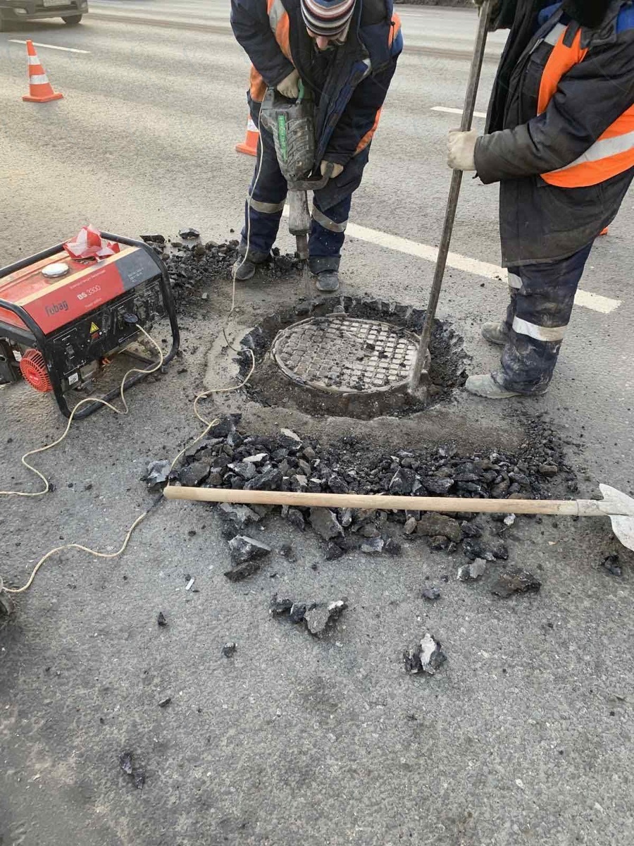 Подготовка основания: Существующая бетонная опорная плита или конструкция колодца должна быть очищена от грязи, пыли, масел и слабых фрагментов бетона. Основание следует тщательно увлажнить для лучшего сцепления, но без образования луж.

