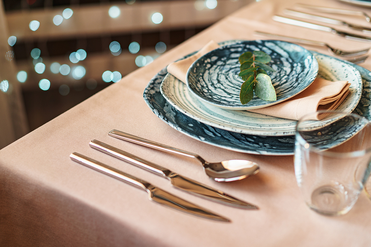 FabrikaSimf / Shutterstock / FOTODOM📷К никелевой свадьбе паре полагалось иметь в доме предметы домашнего обихода из никеля или сплавов, в которые он входит