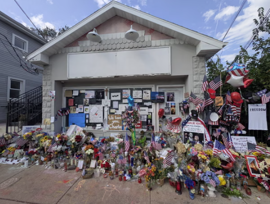 Поминки Чарли Кирку у переоборудованного гаража в Чикаго, где он основал Turning Point USA. Фотография: Anadolu