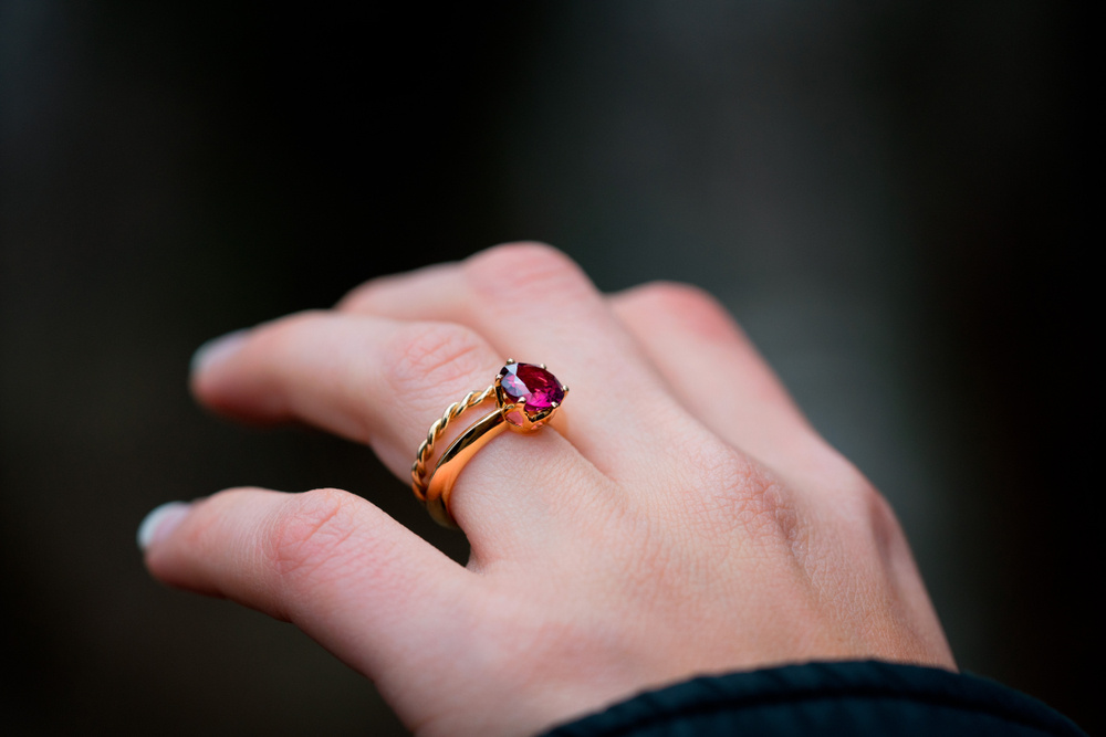 Shutterstock📷В день годовщины муж и жена могут поменять обручальные кольца на новые, украшенные рубинами