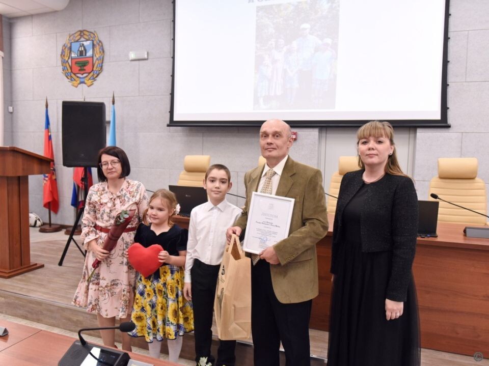    Награждение победителей муниципального этапа краевой эстафеты родительского подвига. Источник: barnaul.org