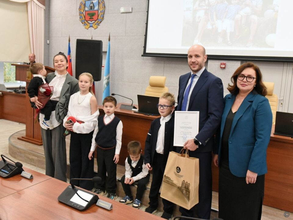    Награждение победителей муниципального этапа краевой эстафеты родительского подвига. Источник: barnaul.org