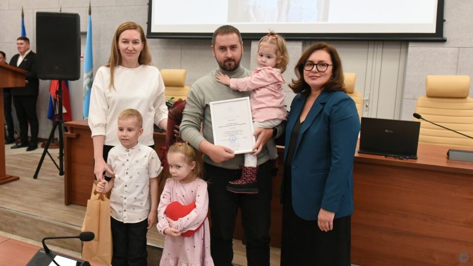    Награждение победителей муниципального этапа краевой эстафеты родительского подвига. Источник: barnaul.org