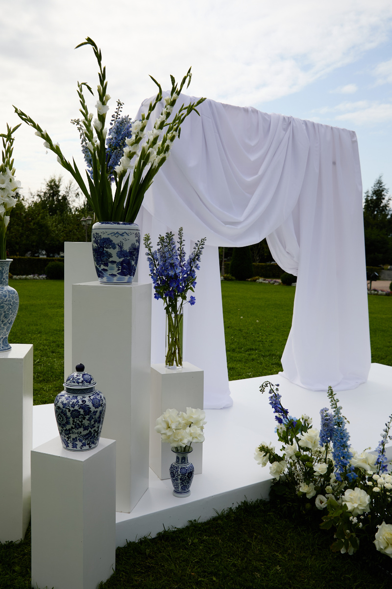 Классическое Свадебное оформление в стиле Аля-рус с использованием глиняных ваза  росписью Гжель нежных оттенков 