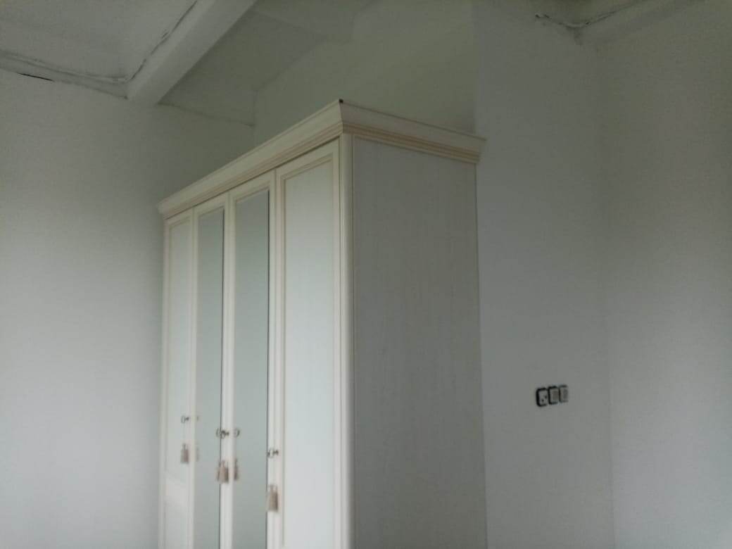 Декор на верху шкафа