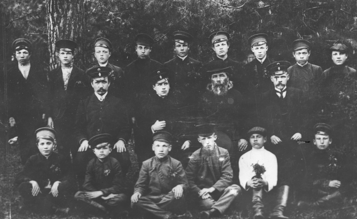 С.А. Есенин с учениками и преподавателями Спас-Клепиковской второклассной учительской школы