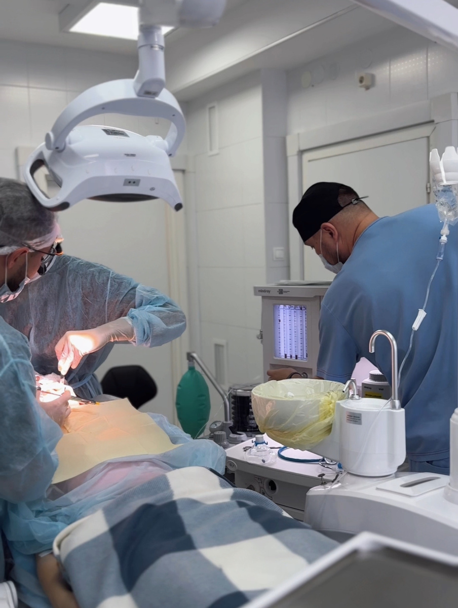 Анестезиолог следит за показателями пациента