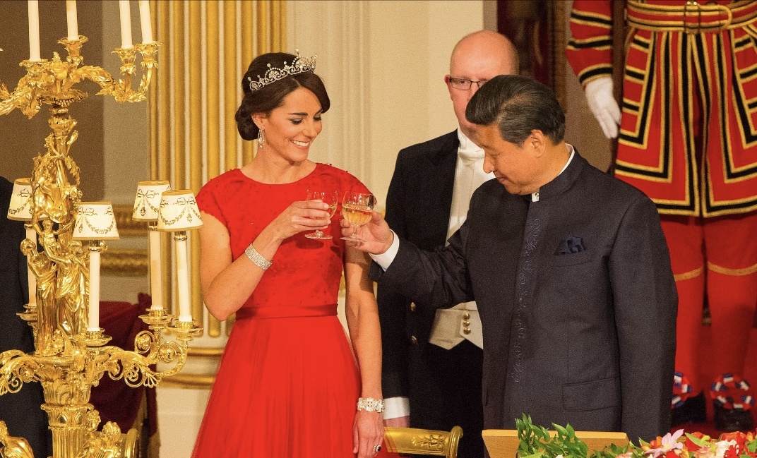 Кейт Миддлтон и председатель КНР Си Цзиньпин на государственном банкете в Букингемском дворце 20 октября 2015 года.